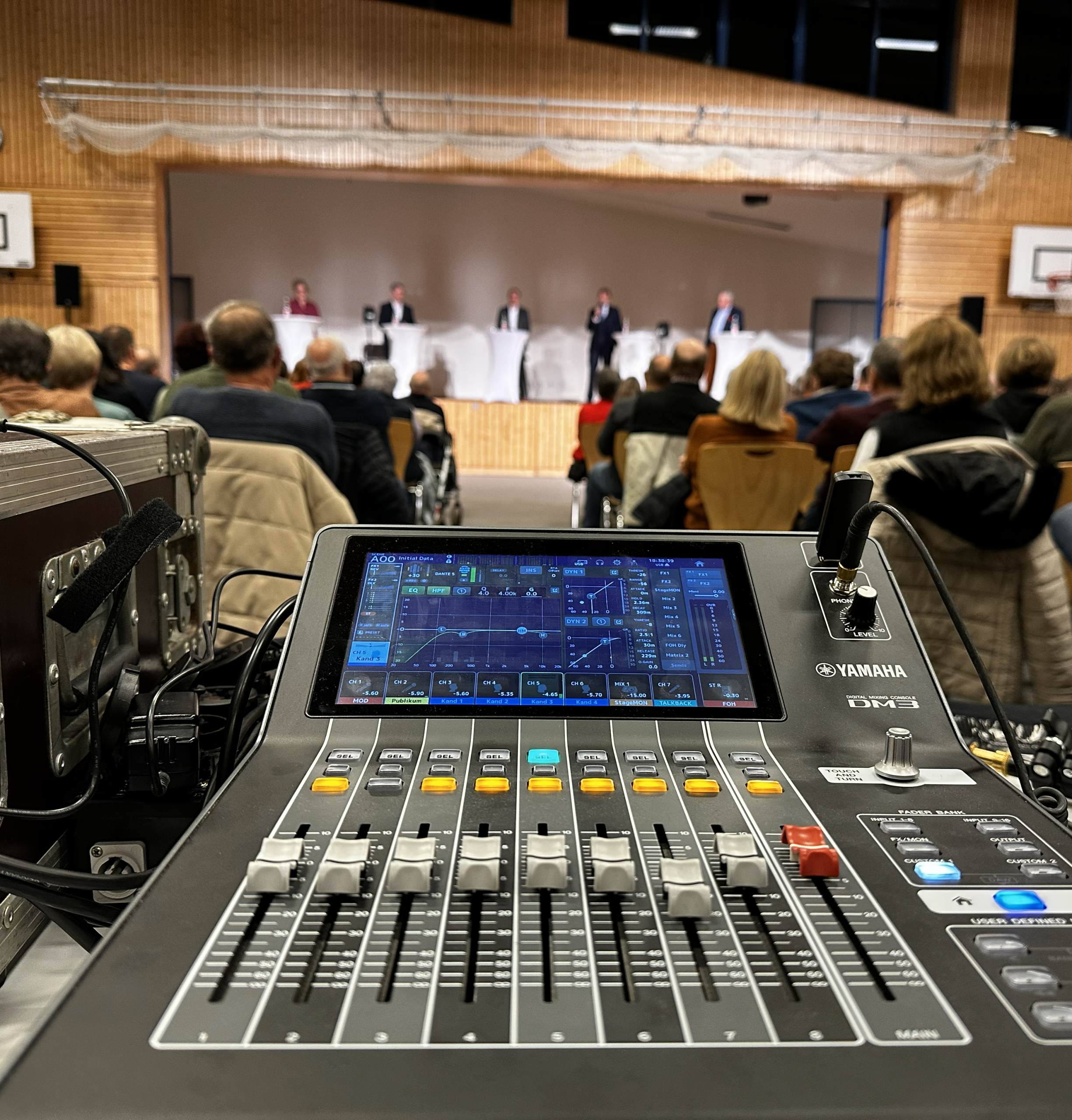 Sprachbeschallung bei einer Bürgerversammlung mit Podium und Publikum